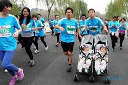 FOTO UNIK : Ayah Ajak Bocah Kembar Ikut Maraton