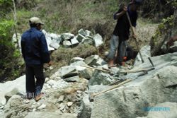 Cegah Longsor, Warga Prambanan Hancurkan Batu Raksasa
