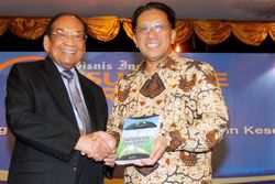 FOTO BISNIS INDONESIA INSURANCE AWARD 2014 : Pemimpin Umum Bisnis Salami Komisioner OJK