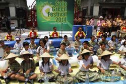 FOTO SOLO GREEN FESTIVAL 2014 : Barang Bekas Pun Disulap Jadi Alat Musik