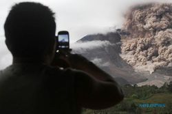 FOTO GUNUNG SINABUNG MELETUS : Begini Awan Panas Gunung Sinabung