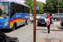 FOTO BATIK SOLO TRANS : Parkir Sembarangan, Mobil Tutup Akses BST