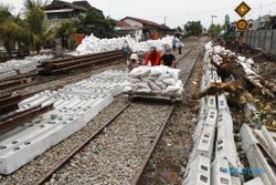 FOTO STASIUN SOLO KOTA : Jalur Kereta Api Solo-Wonogiri Direnovasi