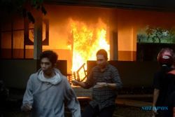 FOTO KENAIKAN HARGA BBM : Pos Satpol PP Terbakar saat Mahasiswa Demo
