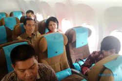 PUTRA BUNGSU JOKOWI DIWISUDA : Inilah Foto Jokowi-Iriana Naik Pesawat Kelas Ekonomi