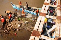 FOTO MUSIM PENGHUJAN : GP Ansor Bantu Warga Bersihkan Sungai