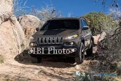  MOBIL BARU JEEP : Main di Medan Off-Road, Jeep Andalkan Cherokee Trailhawk 