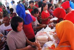 FOTO TASPEN PEDULI NATAL : Taspen Jual 1.000 Paket Sembako Murah