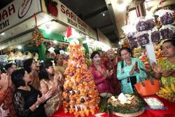FOTO HARI IBU 2014 : Pedagang Buah Pasar Gede Tumpengan