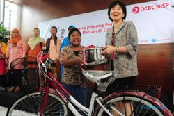 FOTO HARI IBU : Bank OCBC NISP Beri Sepeda Penjual Jamu