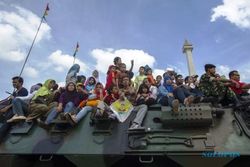 FOTO ALUTSISTA TNI : Asyiknya Naik Leopard Keliling Monas