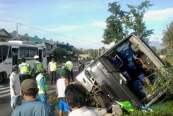 KECELAKAAN BOYOLALI : Bus Jurusan Cirebon-Solo Terguling di Jalan Solo-Semarang