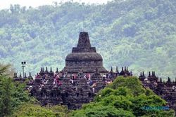 WISATA MAGELANG : Sambut Wisatawan, Petugas Candi Borobudur Berpakaian Adat Jawa