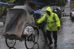 FOTO LALU LINTAS JOGJA : Polisi Bantu Dorong Becak