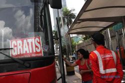 FOTO PEMBATASAN MOTOR DI JAKARTA : Bus Gratis di Jakarta Sepi Penumpang