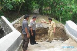 HUJAN DERAS WONOGIRI : Pagar Tembok Kantor Kecamatan Ngadirojo Ambrol