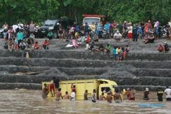 FOTO BANJIR BANTUL : Truk Pasir Terjebak Banjir Sungai Progo