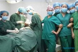 SELFIE KONTROVERSIAL : Duh, Dokter Bedah Foto Bareng Saat Pasien Sedang Dioperasi