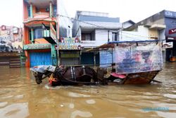 FOTO BANJIR BANDUNG : Sais Nekat, Kuda Sukses Menerjang Banjir