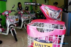 FOTO INFO BELANJA : Sepeda Motor Listrik Ditawarkan Rp4 Juta