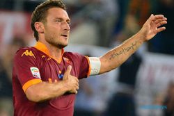 KABAR PEMAIN : Totti Bantah Cekcok dengan Spalletti