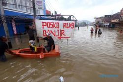FOTO BANJIR BANDUNG : Posko Banjir di Tengah Genangan Air