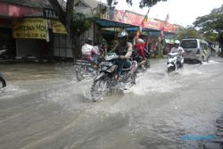 BANJIR SUKOHARJO : Hujan Sehari, Jalanan Solobaru Terendam