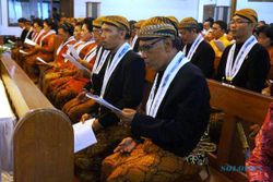 FOTO HARI NATAL 2014 : Jemaat Gereja Maria Regina Berbusana Jawa