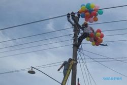 FOTO KISAH UNIK : Duh, Ada Balon Gas Nyangkut di Tiang Listrik