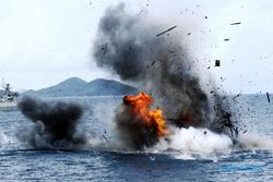 FOTO PENERTIBAN NELAYAN ASING : Kopaska Ledakkan Kapal Asing Pencuri Ikan