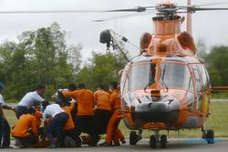 FOTO PESAWAT AIRASIA DITEMUKAN : Helikopter Douphine SAR Angkut 2 Jasad
