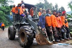 LONGSOR BANJARNEGARA : Polisi Ketahui Identitas Kendaraan Bermotor Tertimbun Material