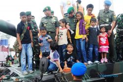 FOTO ALUTSISTA TNI : Wakil KSAD Sapa Warga dari Kendaraan Tempur