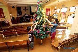 FOTO HARI NATAL 2014 : Jemaat Dayeuhkolot Natalan di Tengah Banjir