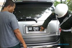 RAZIA KENDARAAN BOYOLALI : Adakan Razia di Jalan, Polisi Militer Copoti Stiker TNI di Kendaraan