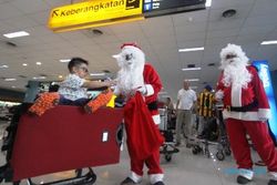 FOTO HARI NATAL 2014 : Sinterklas Bagi-Bagi Cokelat di Bandara