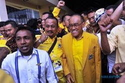 FOTO KONFLIK INTERNAL PARTAI GOLKAR : Aburizal Tutup Mediasi dengan Penyelamat Partai