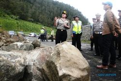 LONGSOR KARANGANYAR : Masih Berbahaya, Jalan Tembus Tawangmangu-Magetan Belum Dibuka