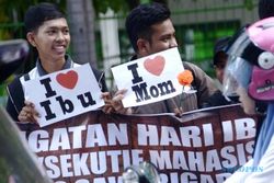 FOTO HARI IBU 2014 : Mahasiswa Makassar Ungkap Cinta kepada Ibu