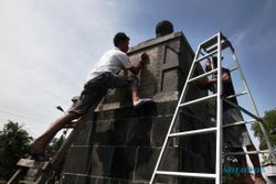 FOTO CAGAR BUDAYA SOLO : Aksara Jawa Patung Ronggowarsito Dicat