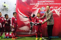 FOTO CSR SUZUKI : Dukung AFF Cup, Susuki Sumbang 1,500 Bola