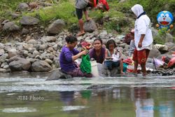 Foto Warga Mencuci Baju di Sungai Kayangan