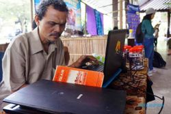 FOTO PAMERAN HASIL KARYA DIFABEL : Ada Komputer Bisa Baca untuk Tuna Netra