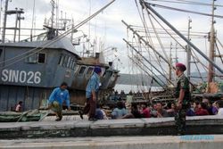 FOTO PENERTIBAN NELAYAN ASING : Marinir Jaga ABK Kapal Ikan Asing