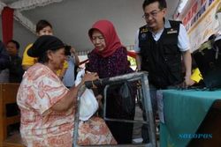 FOTO KENAIKAN HARGA BBM : Ibunda Jokowi Gelar Pasar Murah