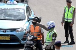 FOTO PEMBATASAN MOTOR DI JAKARTA : Polisi Halau Pengendara Motor Jakarta