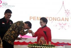 FOTO HUT PDIP : Begini Cara Jokowi Menghadap Megawati