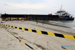 FOTO KAPAL TERDAMPAR : Kapal Batu Bara Dibiarkan Terdampar
