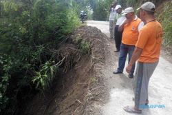 LONGSOR KLATEN : Hujan Deras, Jalan Desa Tegalmulyo dan Sidorejo Longsor