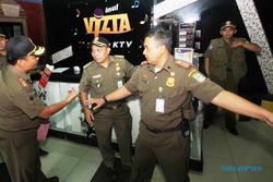FOTO KARAOKE INUL VISTA : Wah Inul Vizta Tangerang Ditutup Paksa